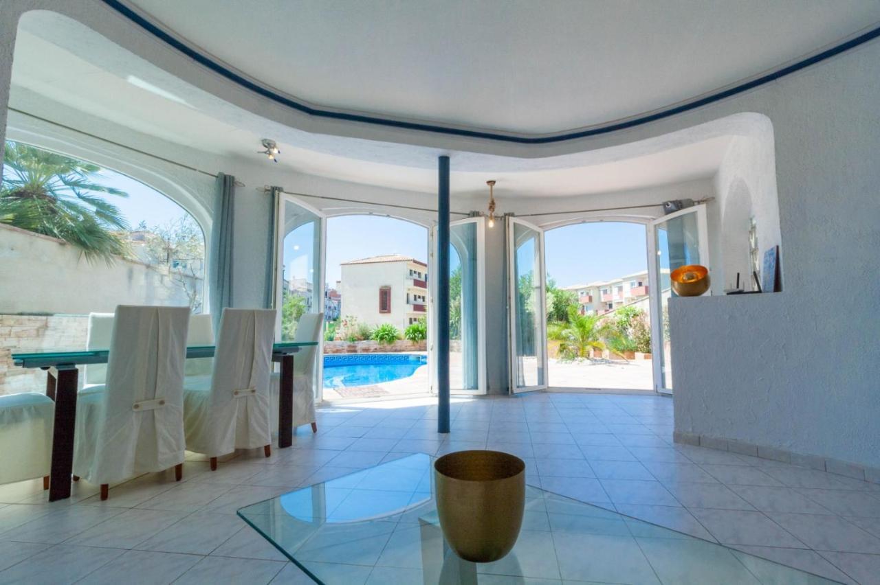 On Main Canal With 13 M Private Mooring, Private Pool, Air Con In Rooms, Non-smoking