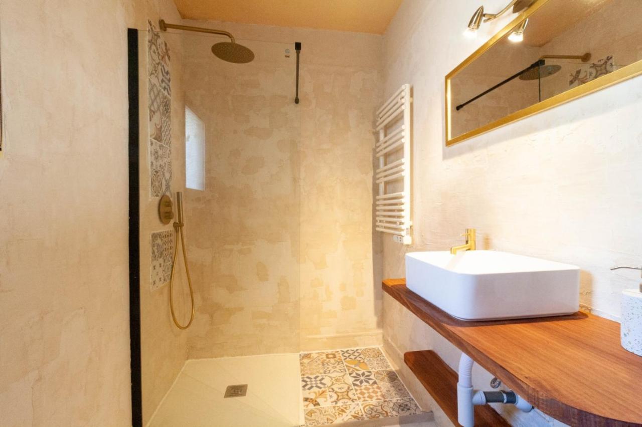 Villa On Main Canal With 13 M Private Mooring, Private Pool, Air Con In Rooms, Non-smoking Empuriabrava