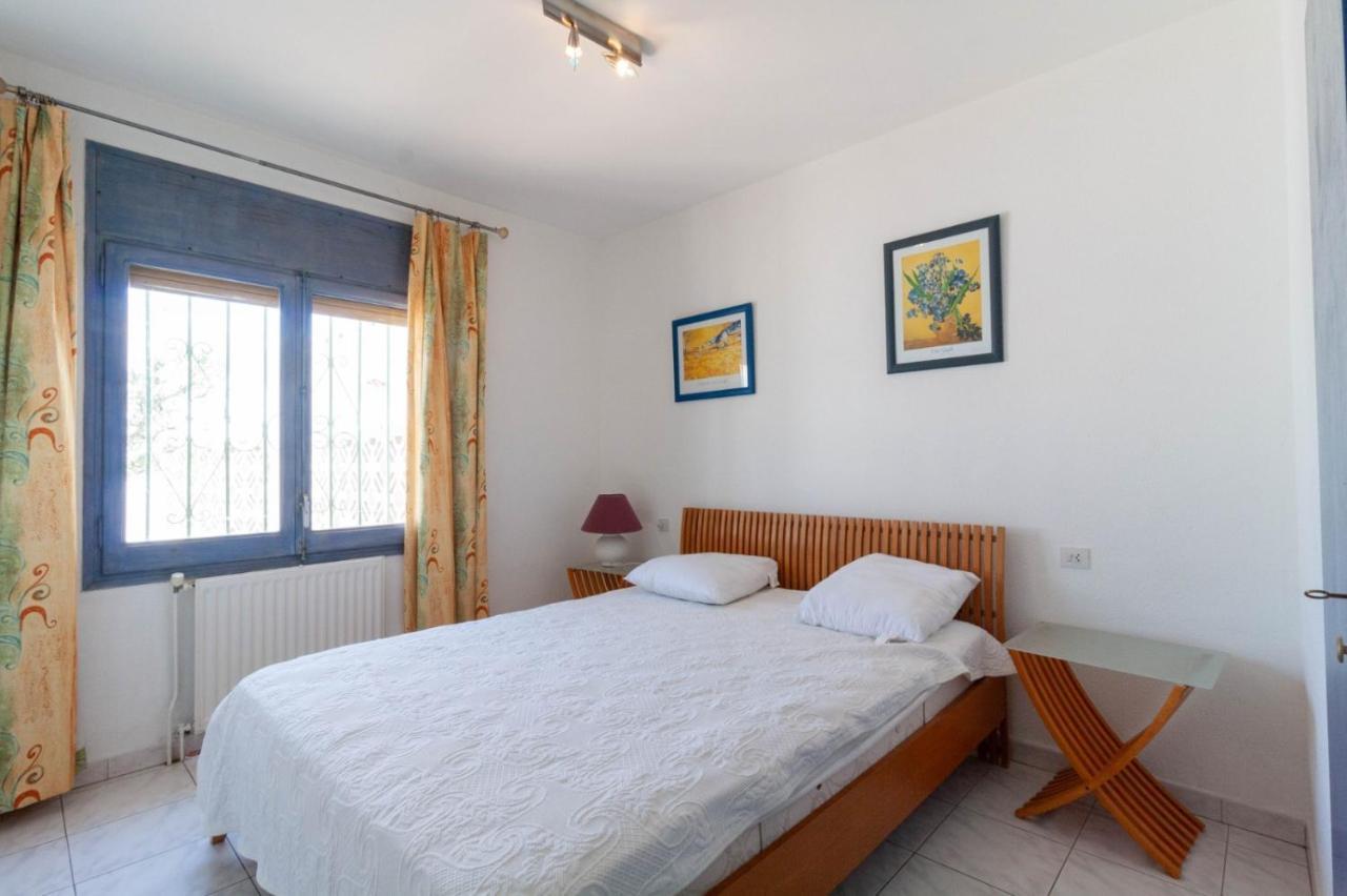 Willa On Main Canal With 13 M Private Mooring, Private Pool, Air Con In Rooms, Non-smoking Empuriabrava