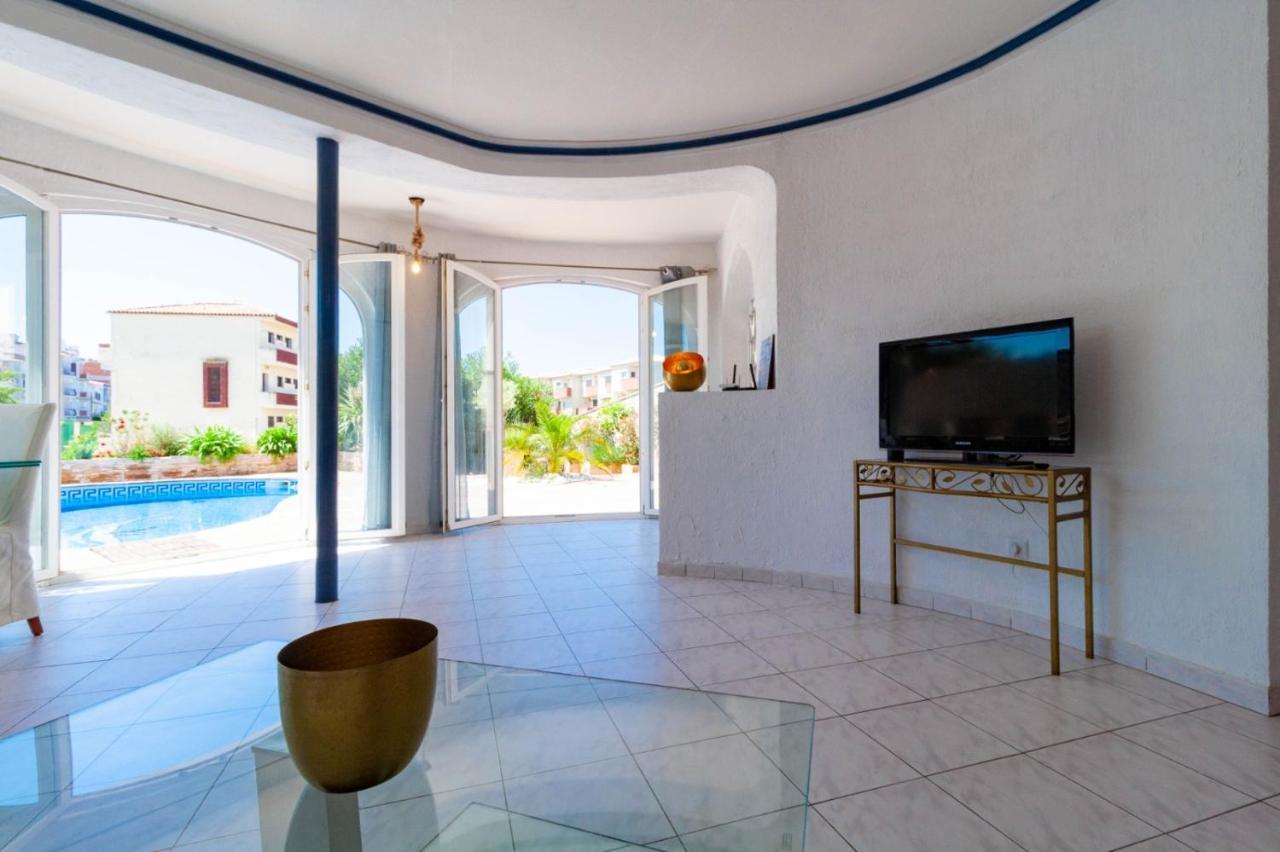 On Main Canal With 13 M Private Mooring, Private Pool, Air Con In Rooms, Non-smoking *