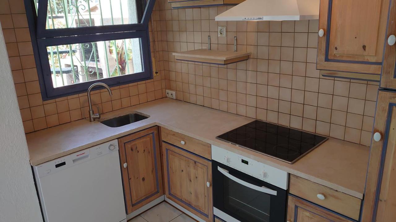 On Main Canal With 13 M Private Mooring, Private Pool, Air Con In Rooms, Non-smoking *