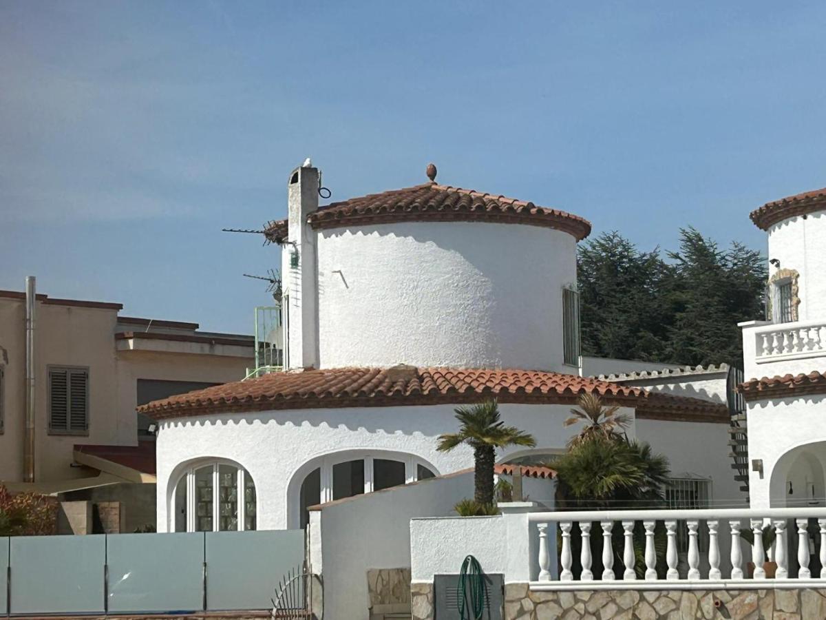 Willa On Main Canal With 13 M Private Mooring, Private Pool, Air Con In Rooms, Non-smoking Empuriabrava