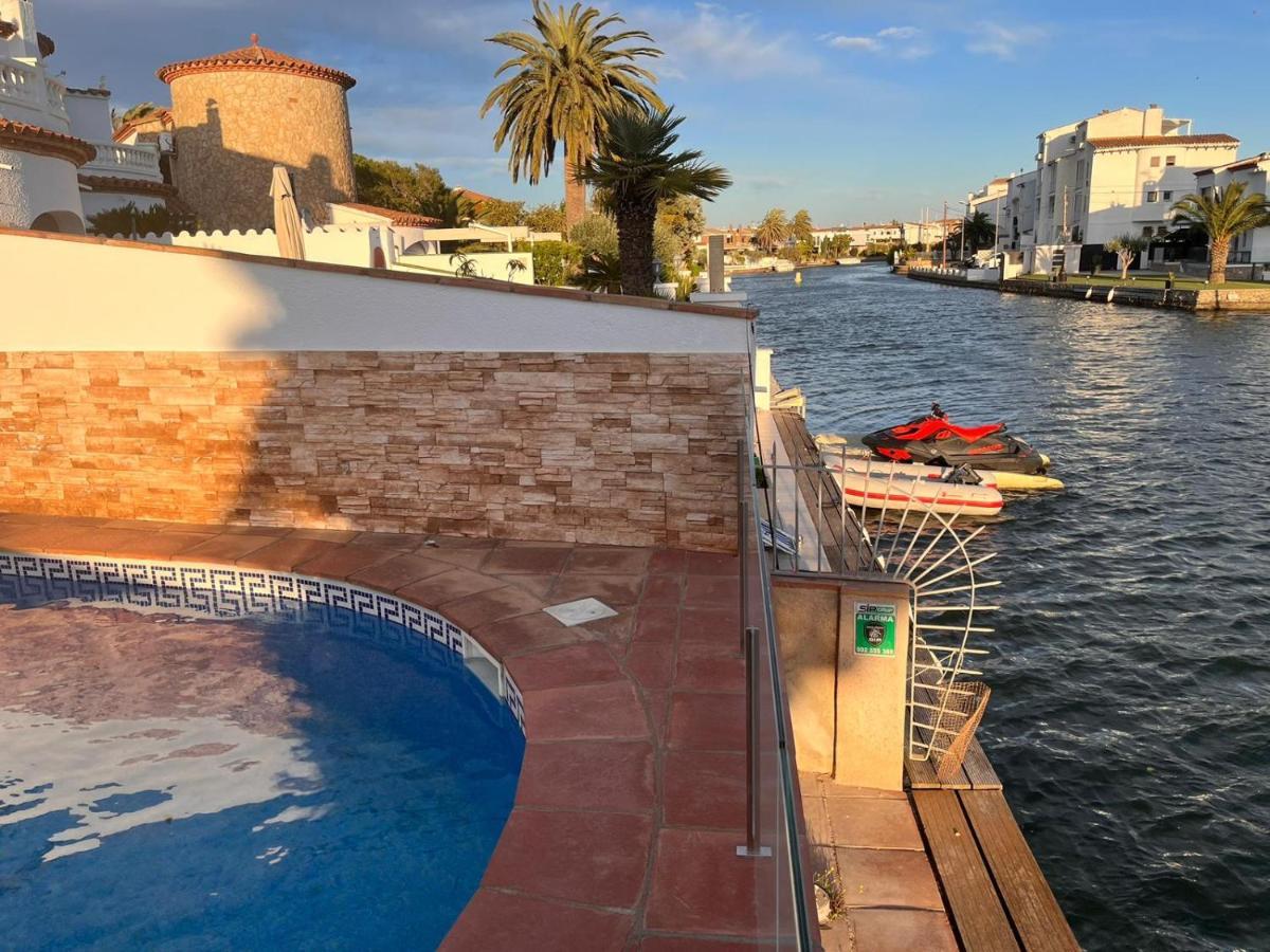 Willa On Main Canal With 13 M Private Mooring, Private Pool, Air Con In Rooms, Non-smoking Empuriabrava