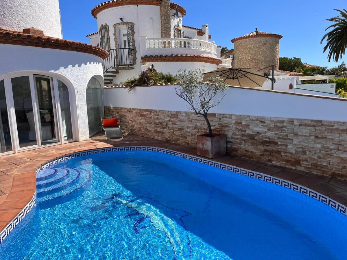 On Main Canal With 13 M Private Mooring, Private Pool, Air Con In Rooms, Non-smoking Empuriabrava