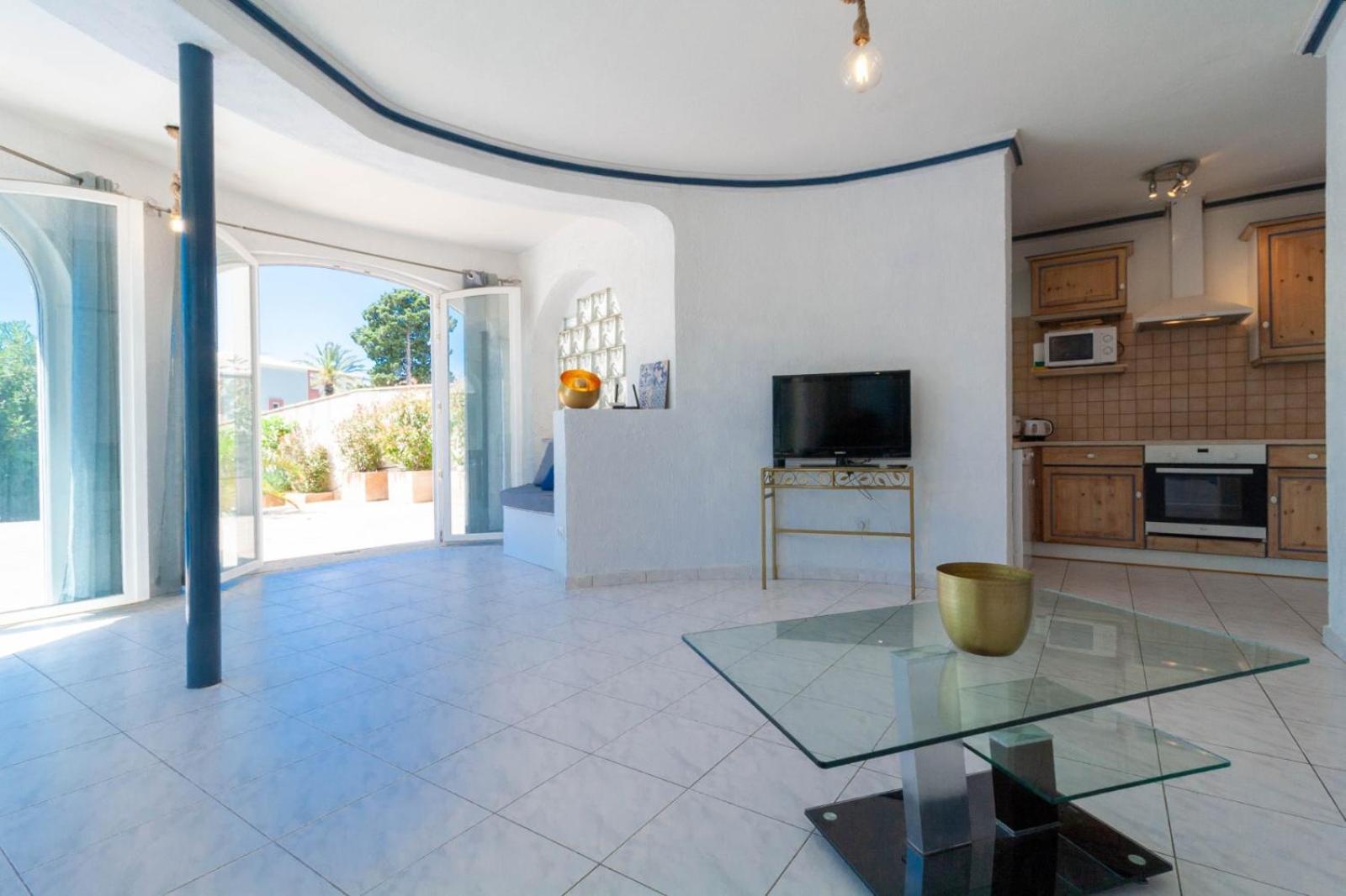 On Main Canal With 13 M Private Mooring, Private Pool, Air Con In Rooms, Non-smoking Empuriabrava