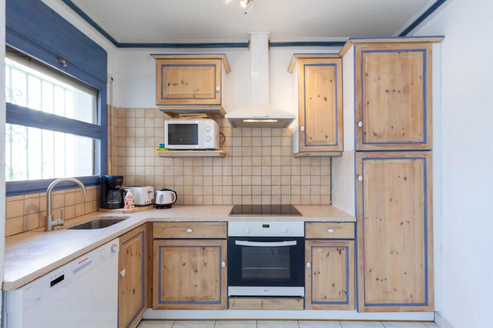 On Main Canal With 13 M Private Mooring, Private Pool, Air Con In Rooms, Non-smoking *
