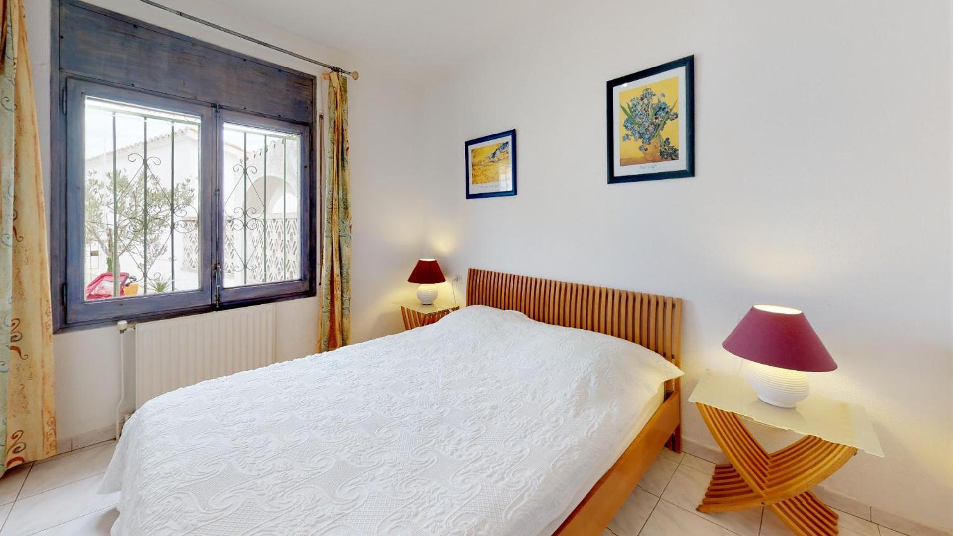 On Main Canal With 13 M Private Mooring, Private Pool, Air Con In Rooms, Non-smoking *