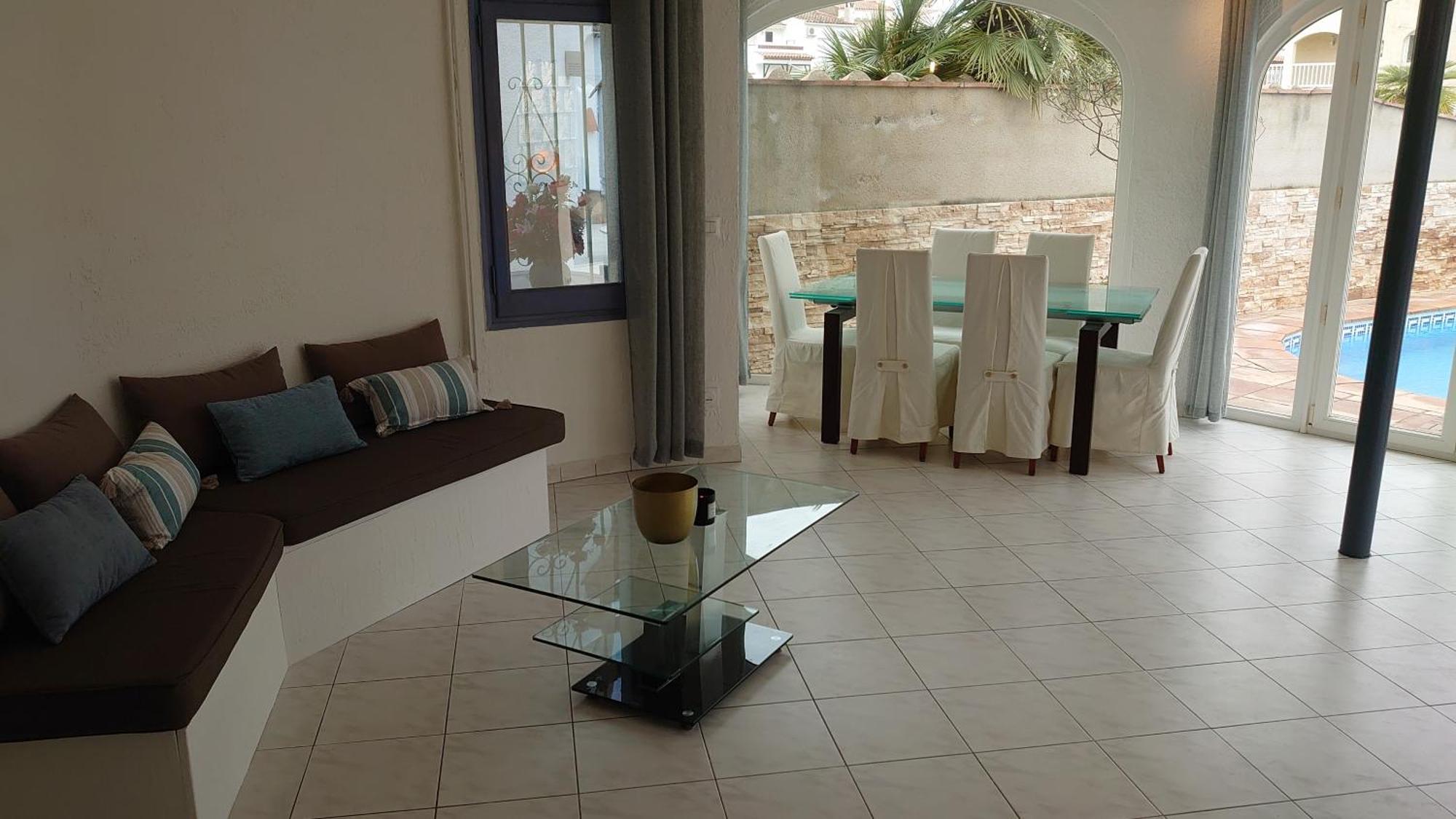 On Main Canal With 13 M Private Mooring, Private Pool, Air Con In Rooms, Non-smoking Villa *