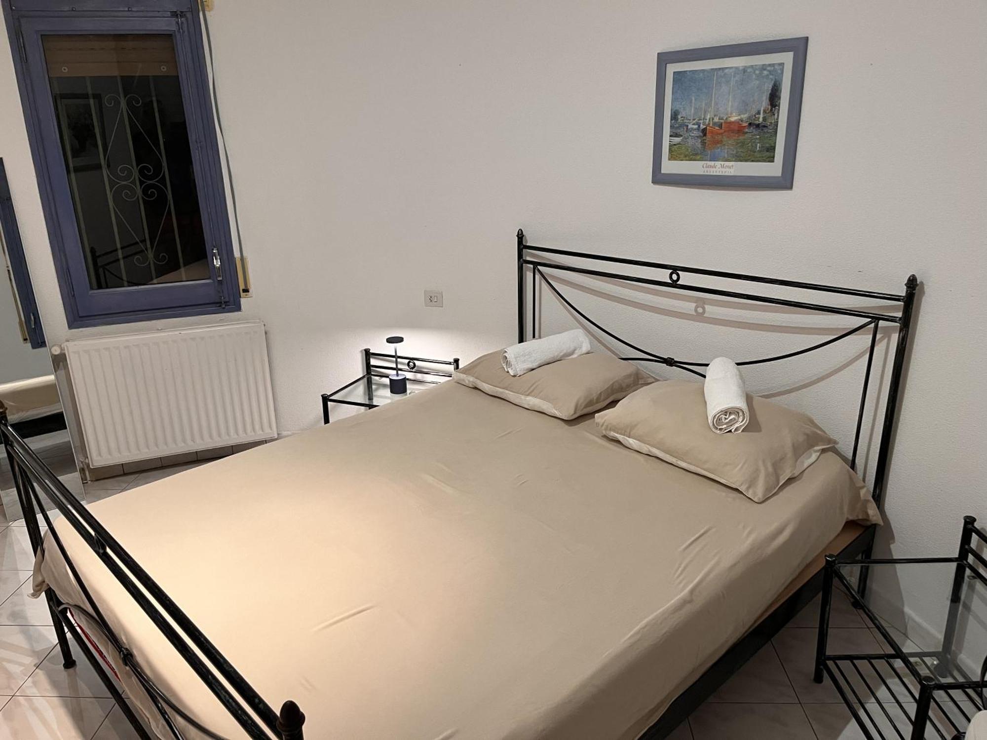 On Main Canal With 13 M Private Mooring, Private Pool, Air Con In Rooms, Non-smoking Empuriabrava