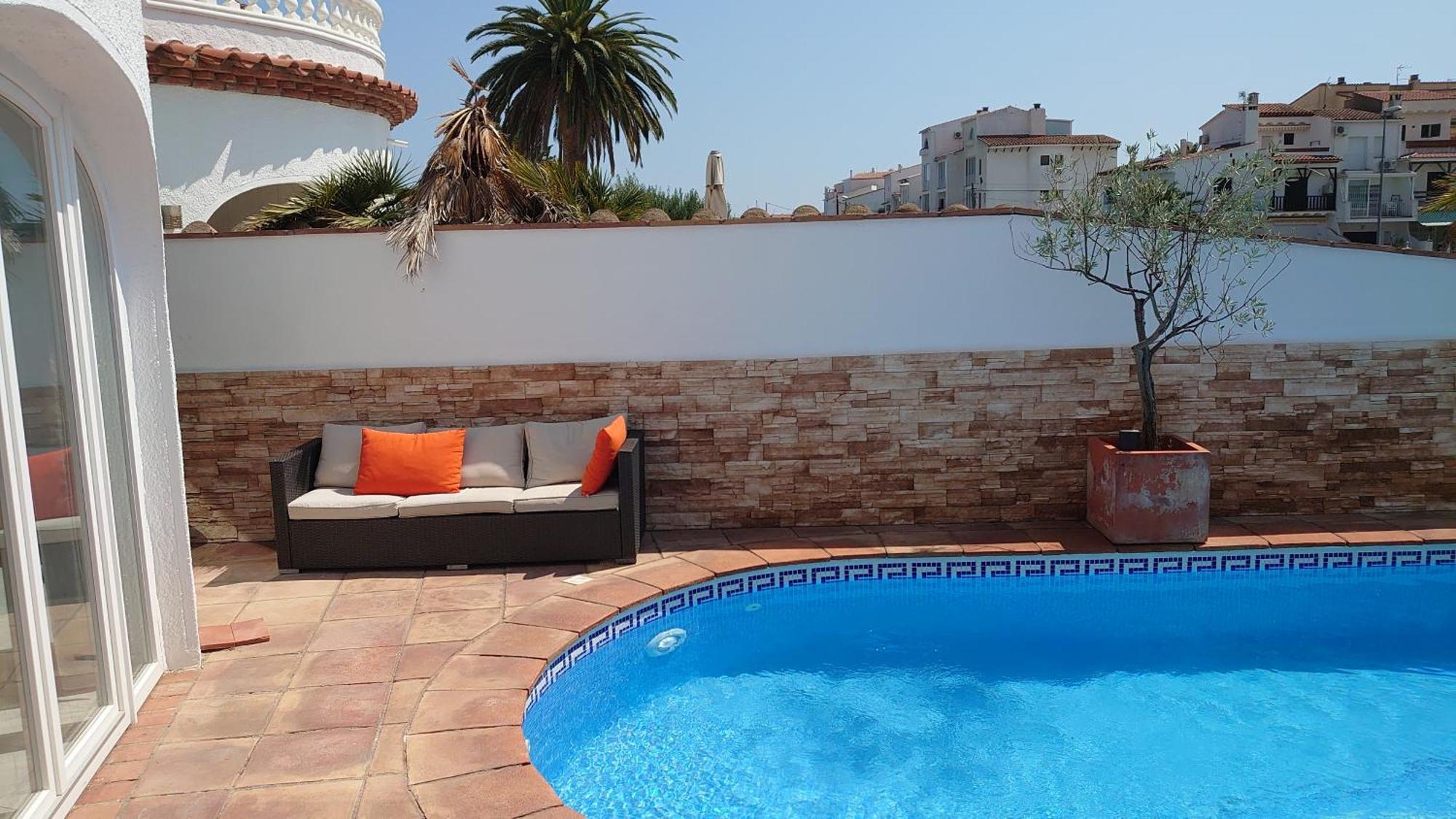 On Main Canal With 13 M Private Mooring, Private Pool, Air Con In Rooms, Non-smoking * Empuriabrava