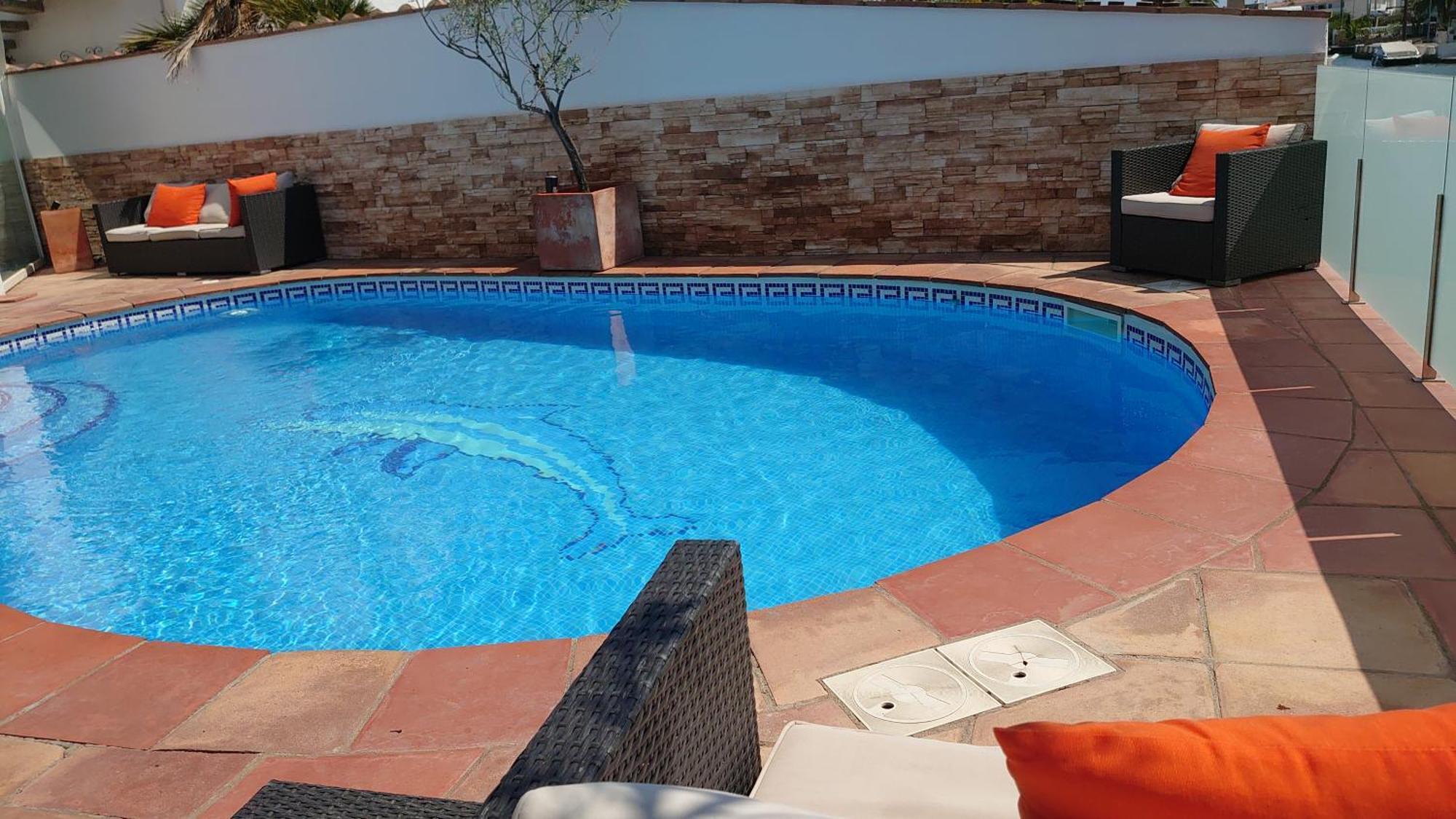On Main Canal With 13 M Private Mooring, Private Pool, Air Con In Rooms, Non-smoking Villa