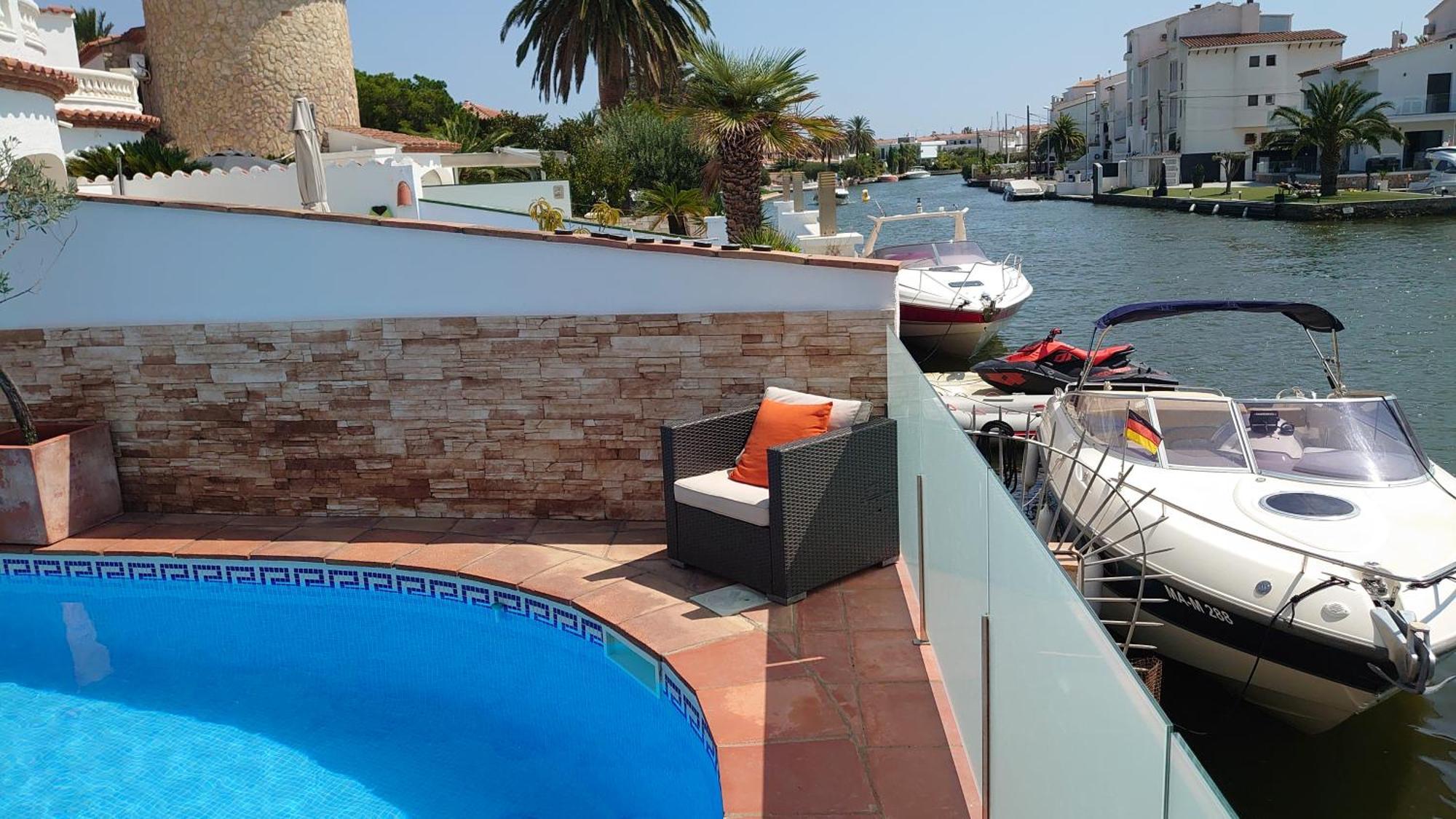 On Main Canal With 13 M Private Mooring, Private Pool, Air Con In Rooms, Non-smoking * Empuriabrava