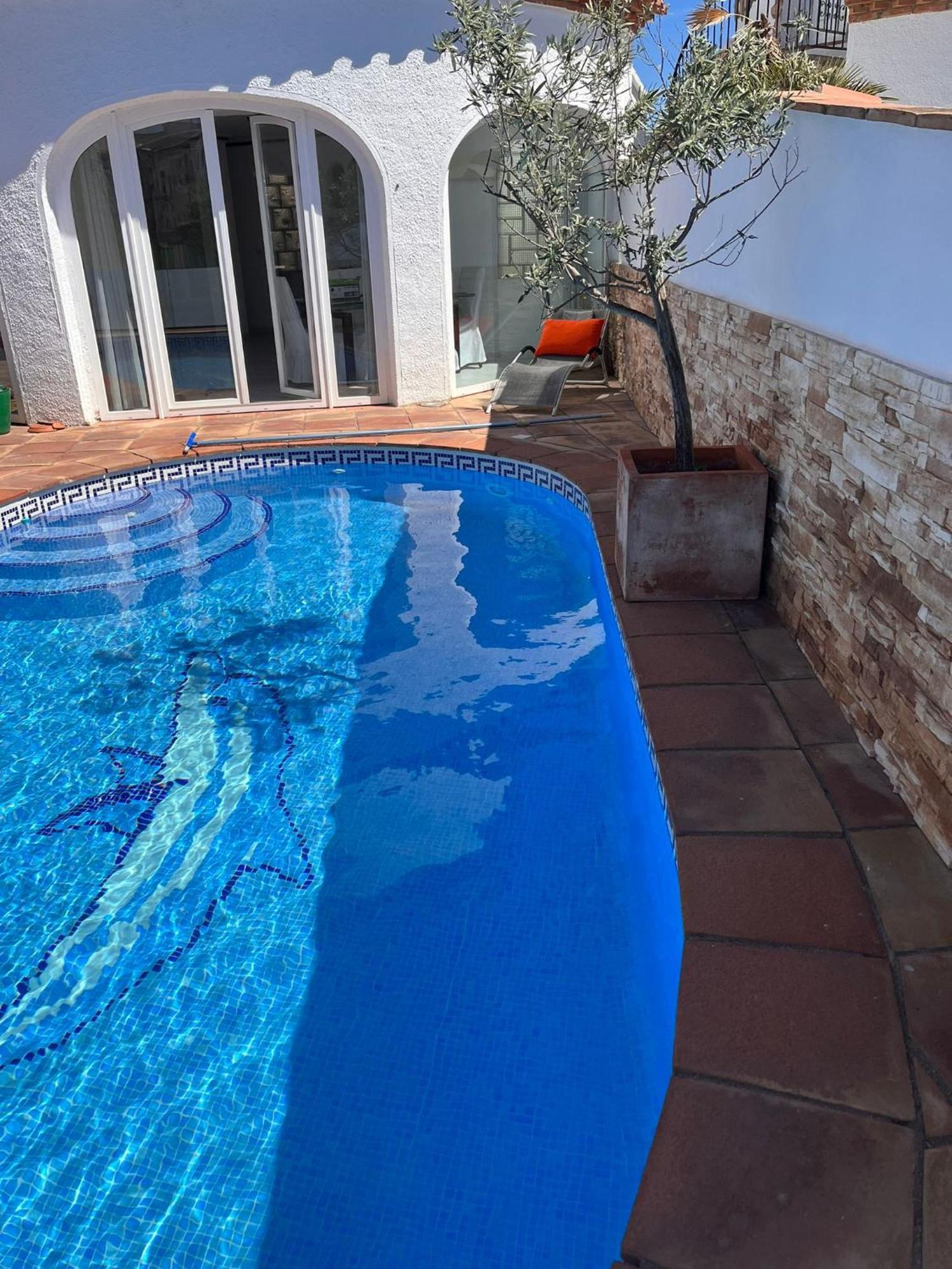 On Main Canal With 13 M Private Mooring, Private Pool, Air Con In Rooms, Non-smoking Villa
