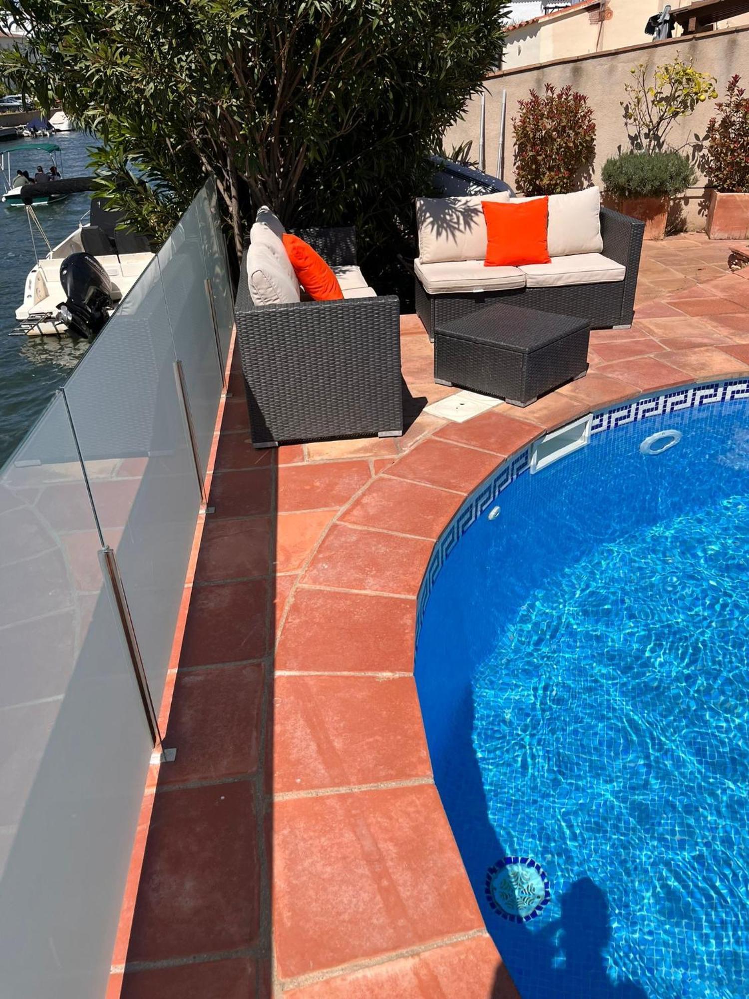 On Main Canal With 13 M Private Mooring, Private Pool, Air Con In Rooms, Non-smoking
