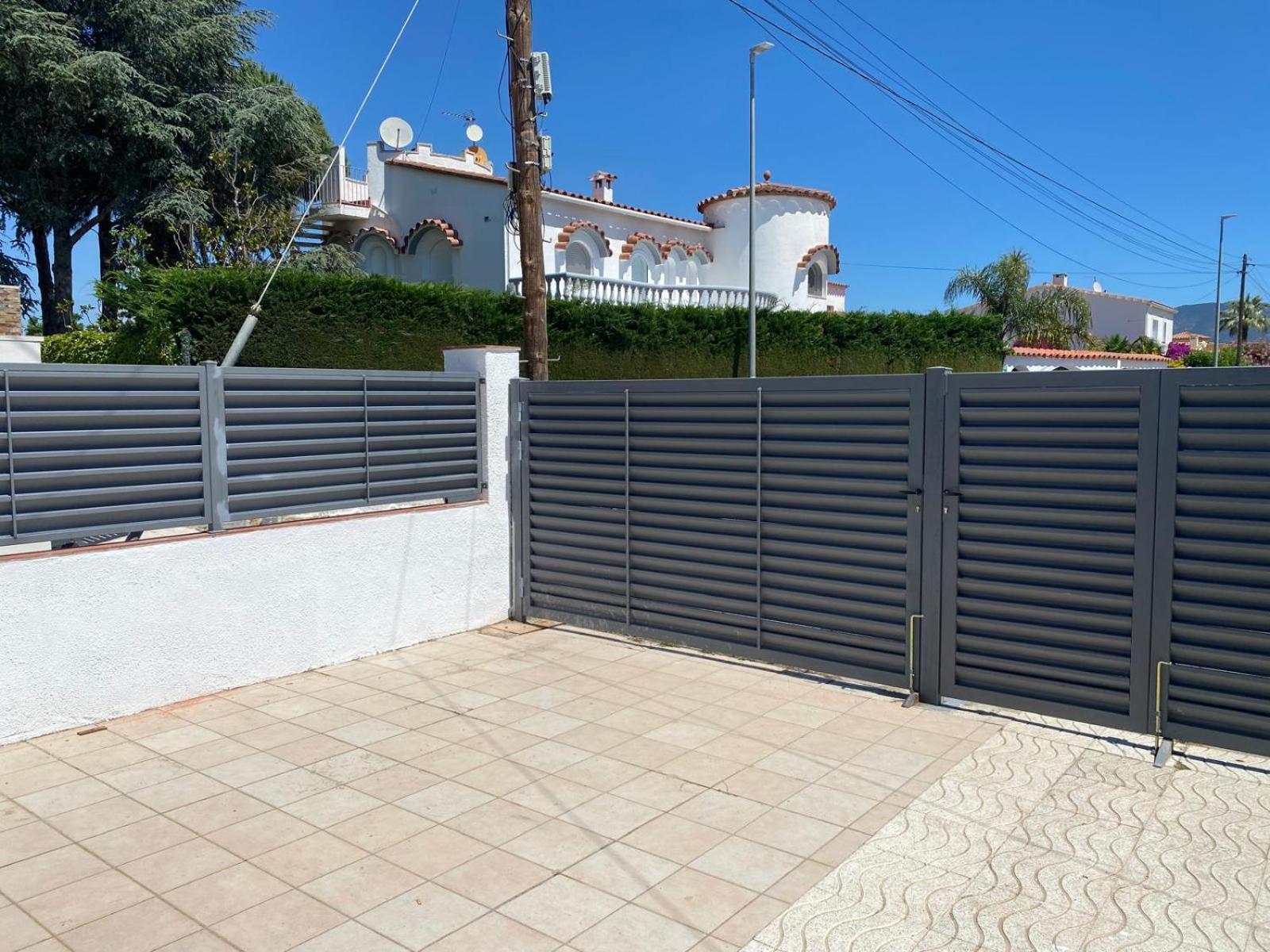 On Main Canal With 13 M Private Mooring, Private Pool, Air Con In Rooms, Non-smoking Willa *