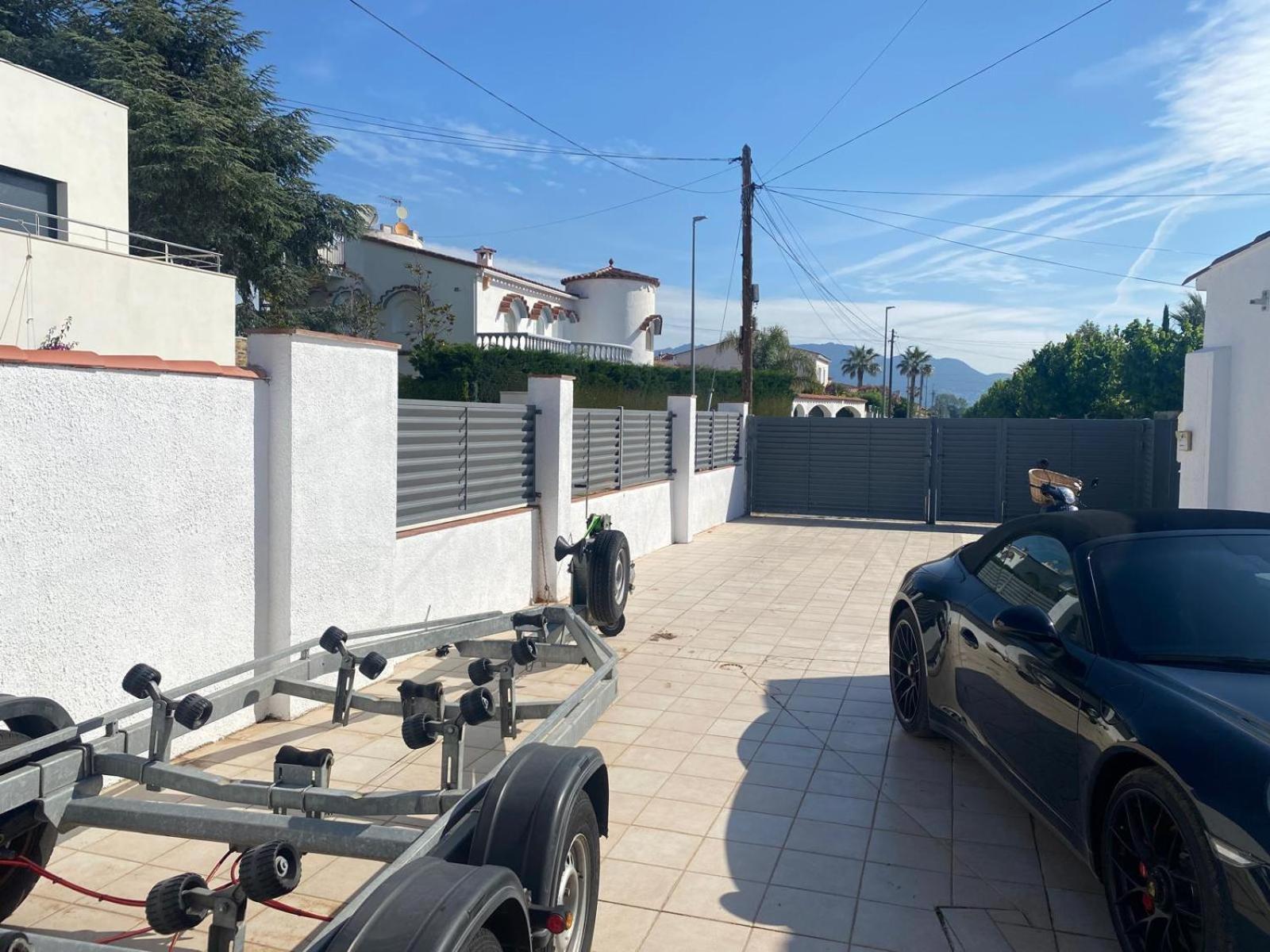 Villa On Main Canal With 13 M Private Mooring, Private Pool, Air Con In Rooms, Non-smoking Empuriabrava