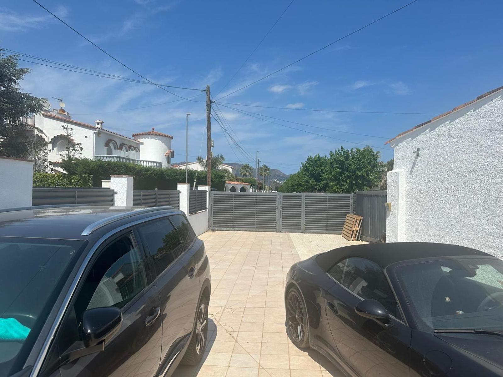 Villa On Main Canal With 13 M Private Mooring, Private Pool, Air Con In Rooms, Non-smoking *